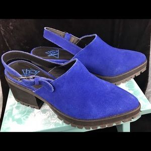 YRU “wolf-1” Blue Suede Slingback Platform Mules